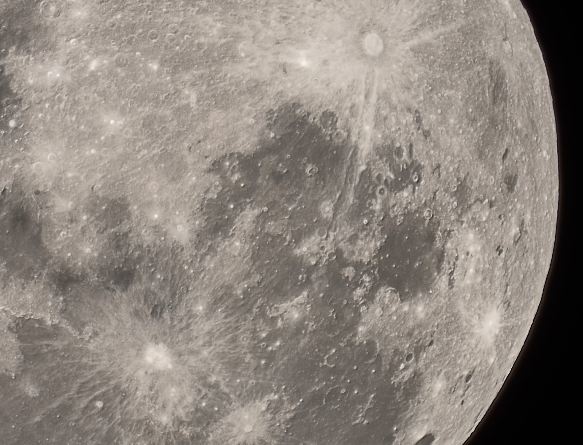 Lonestar планирует разместить дата-центры на Луне